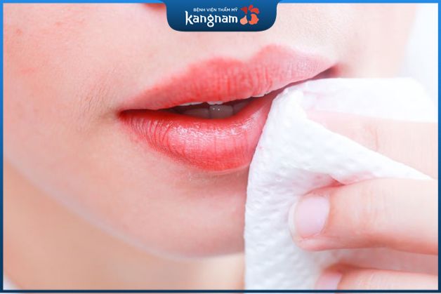 Vệ sinh môi đúng cách giúp tránh nhiễm trùng sau khi phun môi