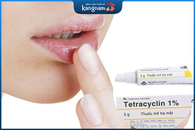 Thoa thuốc mỡ kháng khuẩn cho đôi môi
