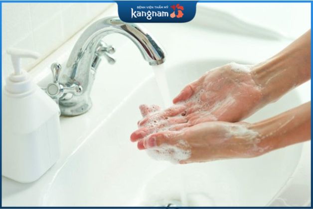 Trước khi xử lý vết thương hở hoặc vệ sinh, bạn cần rửa tay