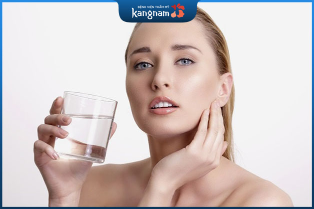 Cung cấp đủ nước cho cơ thể là điều cần thiết để giảm béo mắt 