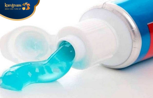 Sử dụng thuốc đánh răng là phương pháp trị mụn nhọt được nhiều người áp dụng
