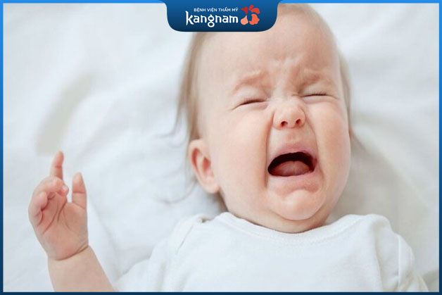 Khi trẻ mọc răng sẽ rất khó chịu nên quấy khóc nhiều