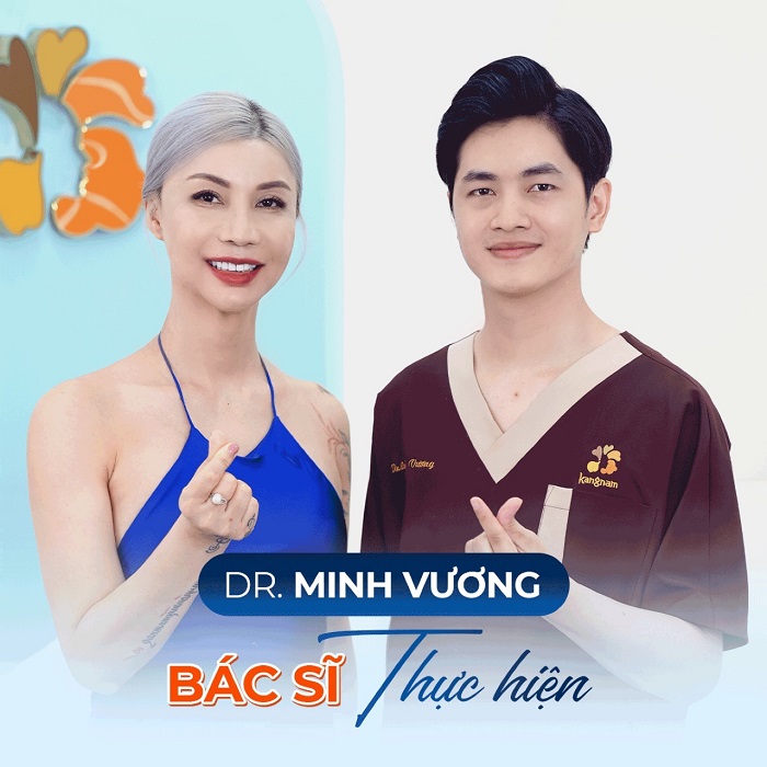 Bác sĩ Minh Vương thăm khám và điều trị các vấn đề về da cho khách hàng