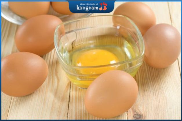 Trứng gà sống chứa nhiều vitamin D, kẽm và canxi