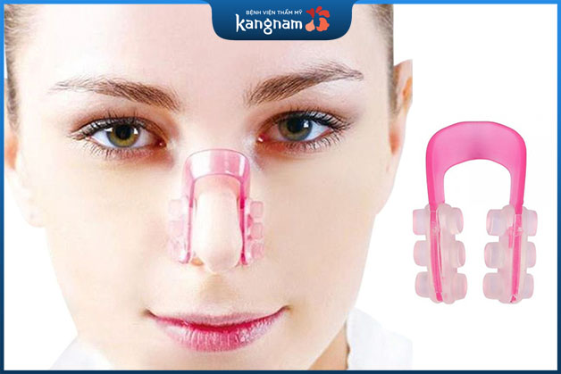 Mọi người có thể dùng tay hoặc dụng cụ để ép cánh mũi 