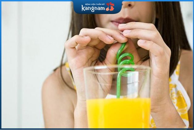 Để tránh tiếp xúc trực tiếp giữa môi và nước cam, hãy sử dụng chén hoặc ống hút khi uống