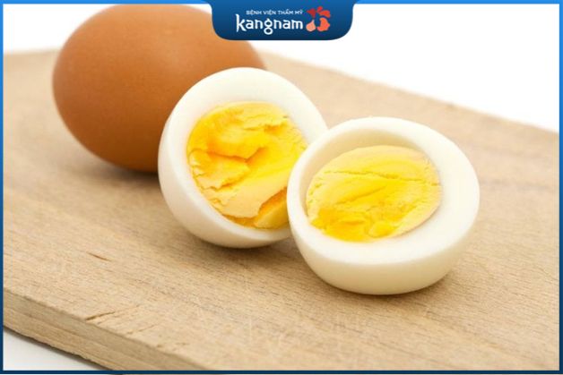 Trung bình, một quả trứng gà lớn 100g có khoảng 155 calo