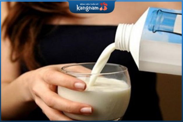 Uống sữa tươi vào buổi tối giúp cung cấp các chất dinh dưỡng