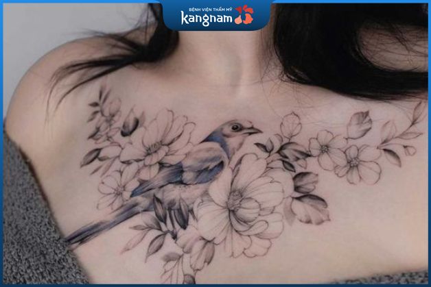Tattoo đoá hoa và chim trước ngực