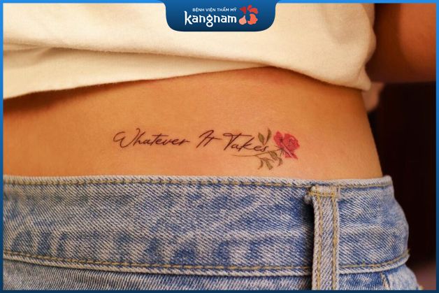 Tattoo bông hoa kết hợp chữ 