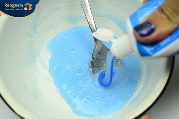 Làm Slime bằng keo sữa và kem đánh răng