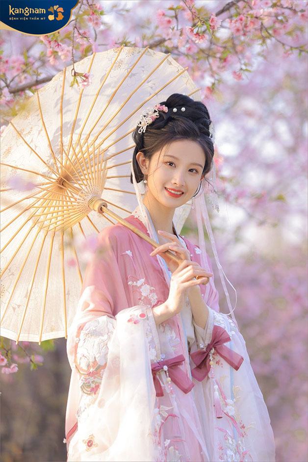 Màu sắc trang nhã của bộ Hán phục khiến cô gái thêm phần xinh xắn 