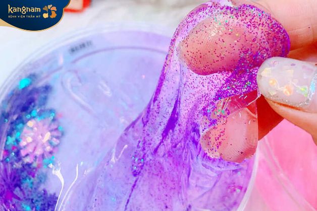 Nếu slime dính vào tay, bạn có thể thêm một ít dầu xả hoặc kem dưỡng da để dễ dàng tẩy rửa
