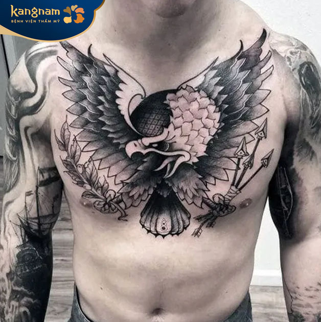 Tattoo hình đại bàng trên ngực