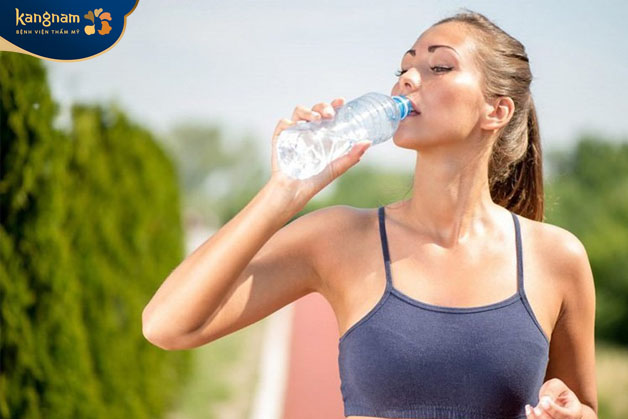 Uống đủ nước giúp cơ thể no lâu, giảm cảm giác đói bụng