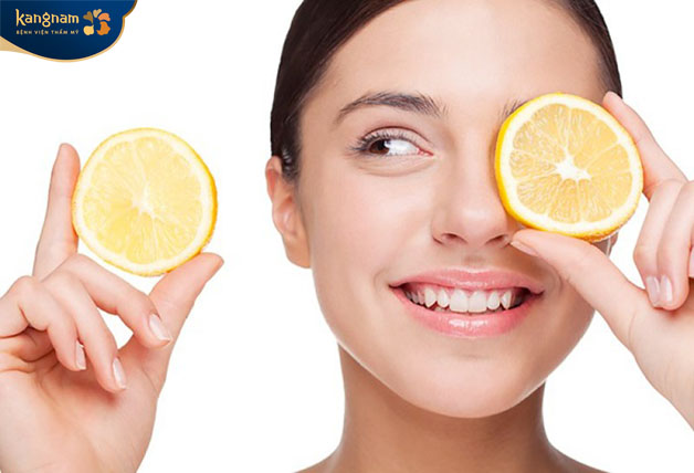 Vitamin C trong chanh sẽ cải thiện tình trạng tàn nhang nhẹ 