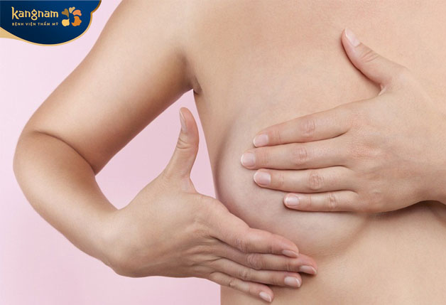 thực tế việc sờ ngực nhiều hoàn toàn không gây ra tình trạng thâm đầu ti