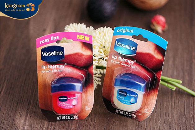 Vaseline có loại không màu và có màu cho mọi người lựa chọn 