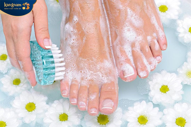 Hàng ngày nên vệ sinh sạch sẽ bàn chân để ngăn ngừa vi khuẩn 