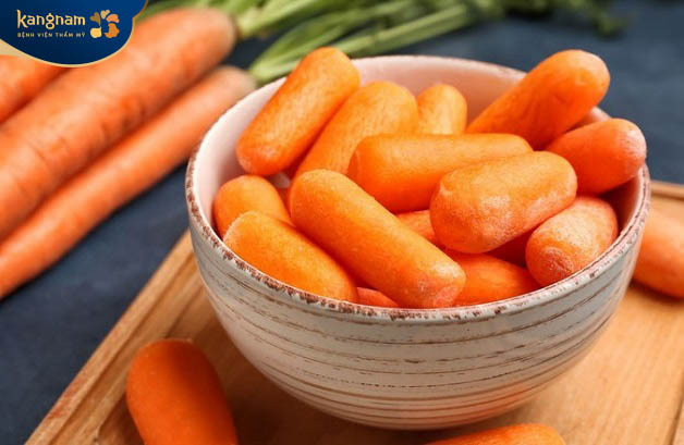 Ăn cà rốt sau phun môi giúp môi nhanh phục hồi