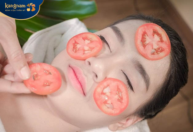 Đắp mặt nạ cà chua 