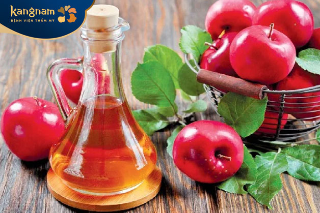 Trong thành phần giấm táo có chứa axit lactic giúp ăn mòn chân mụn