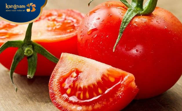 Cà chua hỗ trợ loại bỏ mụn cám mép miệng