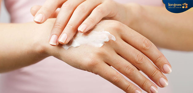Dưỡng da tay thường xuyên để làn da đủ ẩm 