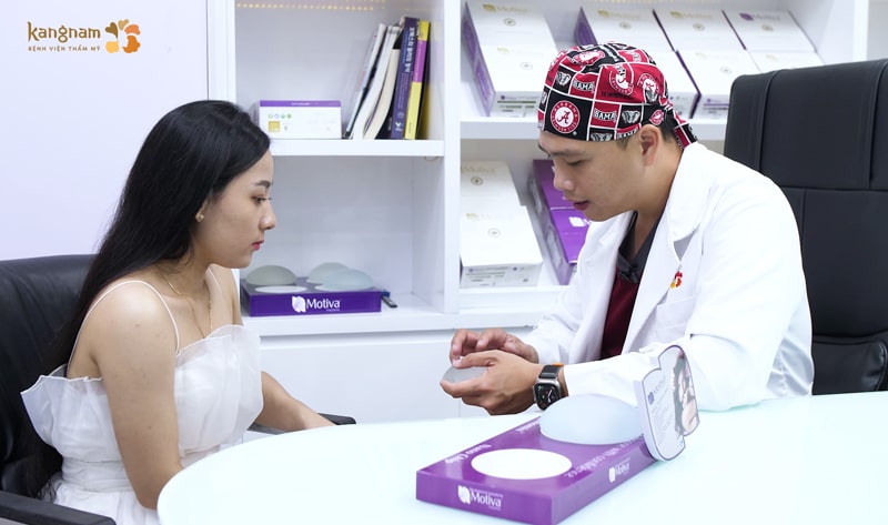 Bác sĩ Thomas Nguyễn chia sẻ kỹ về túi ngực và kỹ thuật nâng ngực 6D cho Huyền