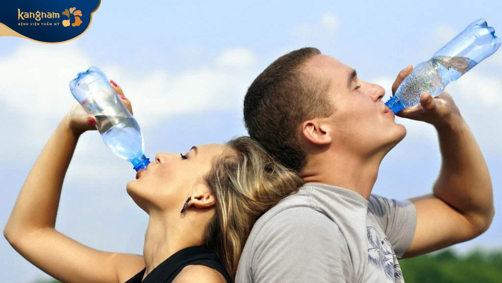 Uống ít nhất 2 lít nước mỗi ngày để đào thải độc tố