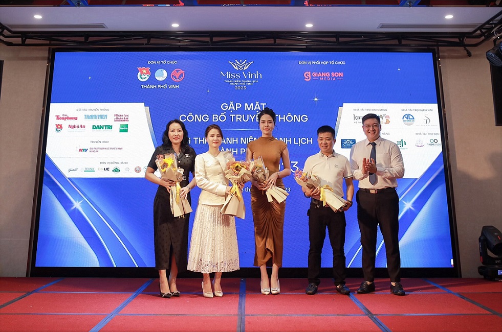 Đại diện hệ thống thẩm mỹ Kangnam (thứ hai từ trái sang) nhận hoa từ BTC Miss Vinh 2023