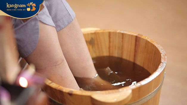 Ngân chân trong nước ấm còn giúp lưu thông máu tốt hơn 
