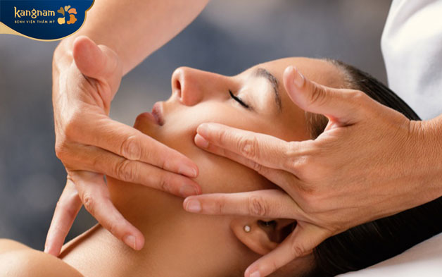 Massage ngoài cải thiện gương mặt còn giúp lưu thông máu 