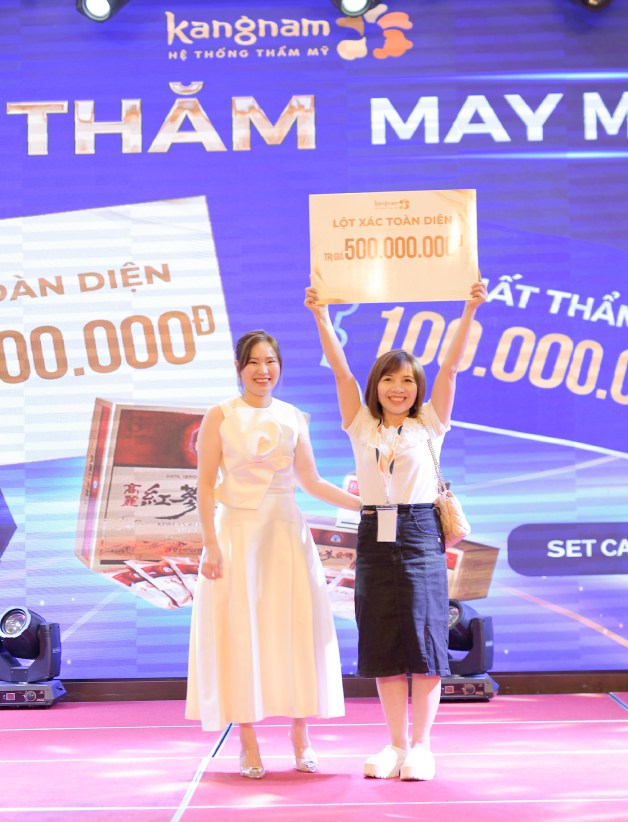 Chị Lê Thị Hằng là khách hàng may mắn trúng vé lột xác toàn diện trị giá 500 triệu đồng