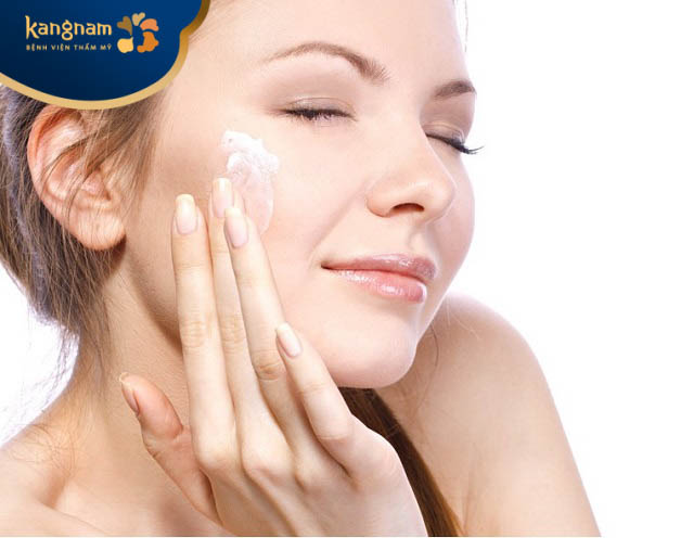 Thoa kem dưỡng cấp ẩm cho da