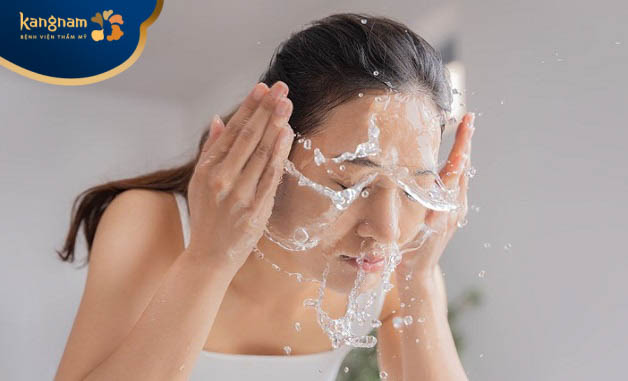 Rửa mặt sạch sẽ mỗi buổi sáng