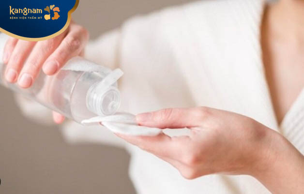 Làn da bị mụn luôn cần được tẩy trang sạch sẽ hàng ngày