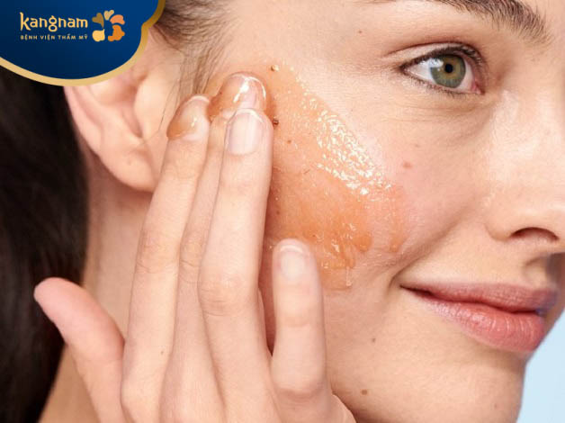 Dùng tẩy tế bào chết chứa ít hạt cho da mụn