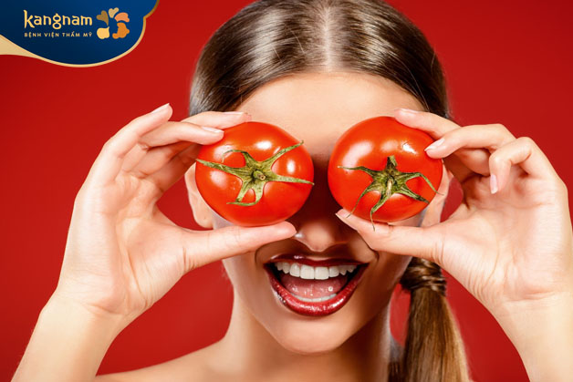 Đắp mặt nạ cà chua trị mụn cám ở mũi