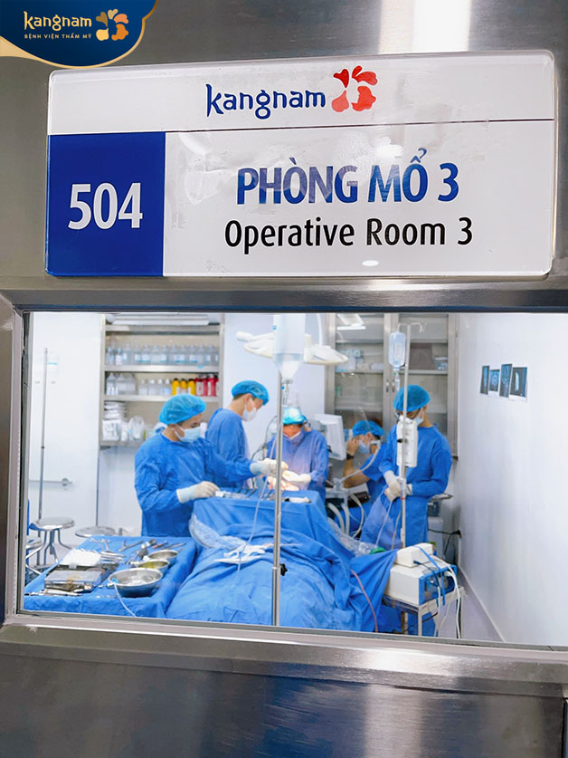 Phòng phẫu thuật và dụng cụ thực hiện phẫu thuật đảm bảo vô trùng, an toàn cho khách hàng 