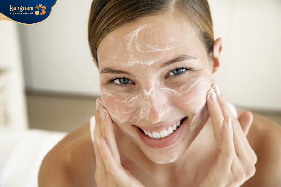 Vệ sinh da mặt sạch sẽ giúp làm sạch vi khuẩn, bụi bẩn