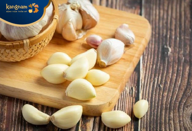 Sử dụng tỏi để loại bỏ mụn thịt trên mặt