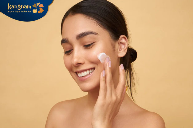 Da mặt luôn cần được cấp ẩm để ngăn ngừa tình trạng khô da