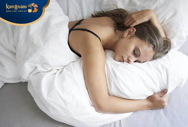 Thói quen nằm sấp khi đi ngủ khiến ngực bị chèn ép