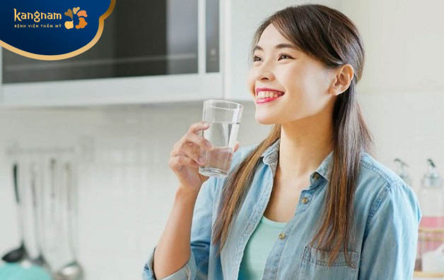 Uống đủ nước để tăng cường trao đổi chất trong cơ thể