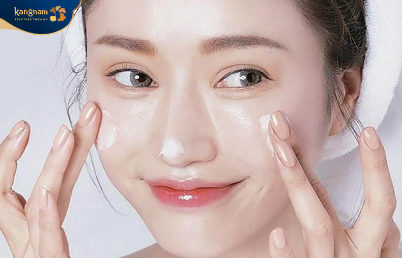 Cung cấp độ ẩm cho làn da cách trị mụn ẩn ở má