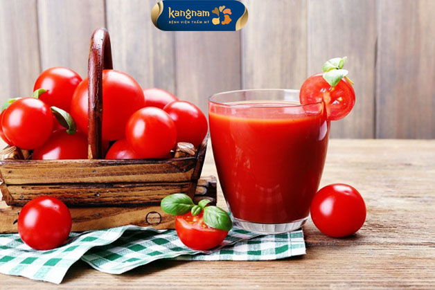 Uống nước ép cà chua mỗi sáng giúp nuôi dưỡng da từ sâu bên trong 