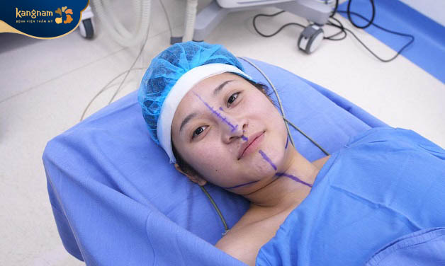 Hồng Anh cảm thấy thoải mái khi nằm trong phòng phẫu thuật