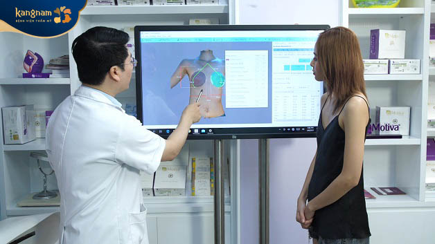 Bác sĩ sử dụng máy Vectra 3D để chụp lại hình ảnh tình trạng vòng 1 và kết quả mô phỏng vòng 1 sau khi nâng ngực