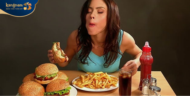 Thói quen ăn uống, sinh hoạt thiếu lành mạnh sẽ khiến những nốt mụn mọc trên mặt 